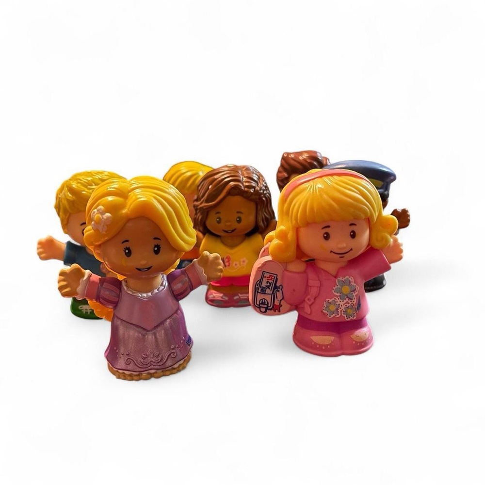 Little people 7 piece bundle - Preowned in good condition